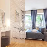 Square Apartment *