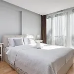Square Apartment *