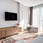 Square Apartment *