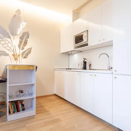 Square Apartment *