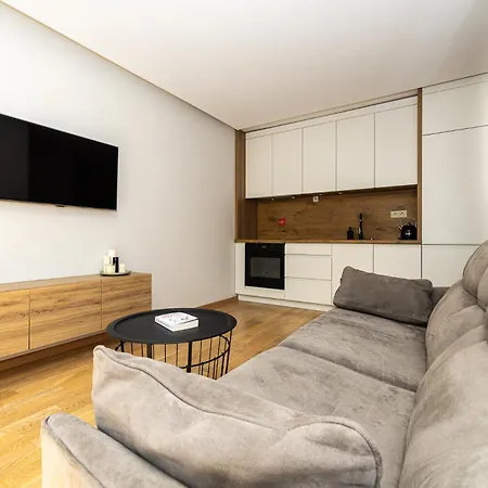 Square Apartment *