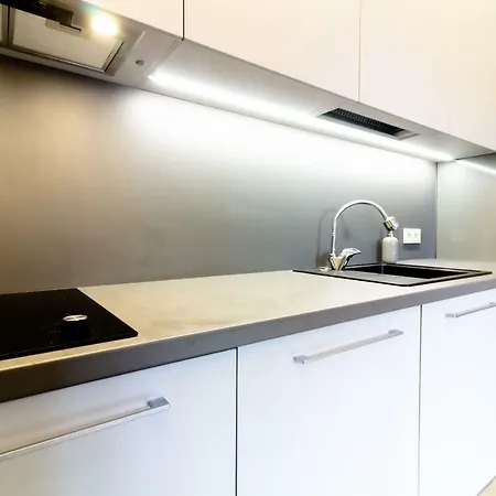 Square Apartment *